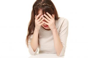 頭抱える女性