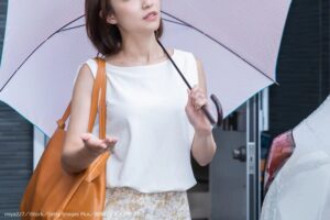 傘をさす女性
