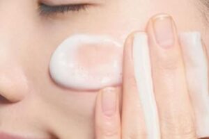毛穴やごわつきが気になる夏の肌にはコレ！　プロが「素晴らしすぎて感動」と絶賛したコスメは…