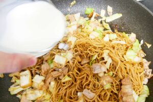 リュウジが教える「究極の焼きそば」　水の代わりに“牛乳”で激ウマに